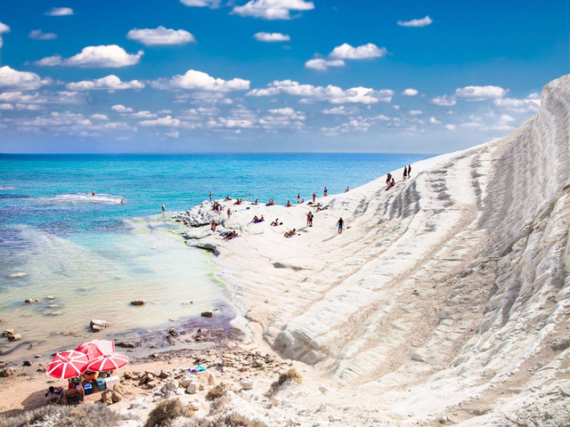 Bãi biển ở Agrigento, Ý: là một vách đá trắng bị xói mòn, mang hình dáng một chiếc cầu thang. Nhảy từ những vách đá, bờ đá gần đó để đắm mình trong làn nước xanh trong quyến rũ ấy là một trong nhiều trải nghiệm được du khách yêu thích nhất khi tới đây.